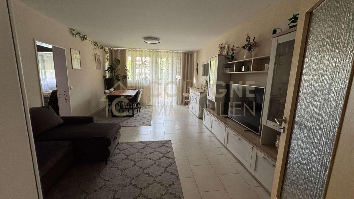 Großes Wohn- und Esszimmer mit Zugang zum Balkon